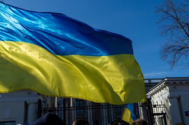 SAVAŞ, POLAND - 24 Şubat 2022: Varşova 'daki Rus Büyükelçiliği önünde Ukrayna' daki savaşa karşı protestolar.