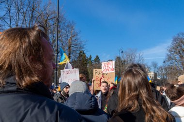 SAVAŞ, POLAND - 24 Şubat 2022: Varşova 'daki Rus Büyükelçiliği önünde Ukrayna' daki savaşa karşı protestolar.