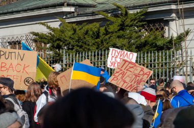 SAVAŞ, POLAND - 24 Şubat 2022: Varşova 'daki Rus Büyükelçiliği önünde Ukrayna' daki savaşa karşı protestolar.