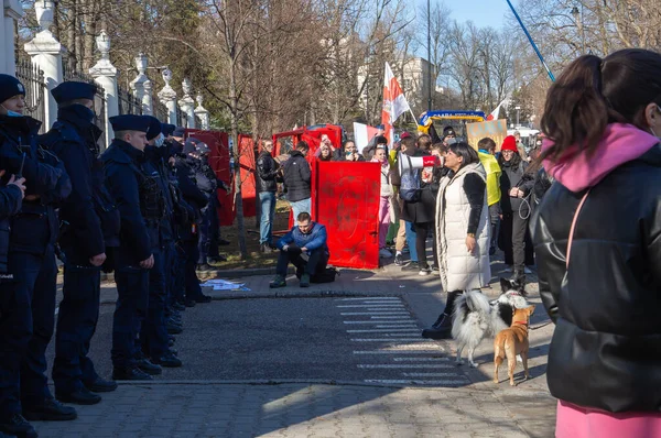 SAVAŞ, POLAND - 24 Şubat 2022: Varşova 'daki Rus Büyükelçiliği önünde Ukrayna' daki savaşa karşı protestolar.