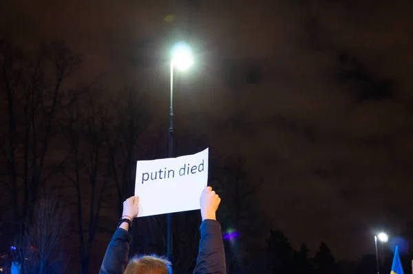 SAVAŞ, POLAND - 25 Şubat 2022 Ukrayna 'daki savaşa karşı Varşova' daki Rus Büyükelçiliği önünde protestolar.