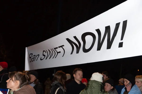 SAVAŞ, POLAND - 25 Şubat 2022 Ukrayna 'daki savaşa karşı Varşova' daki Rus Büyükelçiliği önünde protestolar.