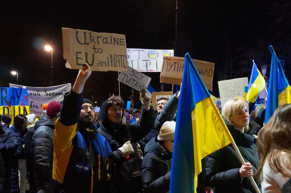 SAVAŞ, POLAND - 26 Şubat 2022: Varşova 'daki Rus Büyükelçiliği önünde Ukrayna' daki savaşa karşı protestolar.