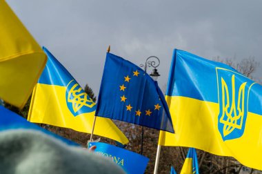 SAVAŞ, POLAND - 27 Şubat 2022: Varşova 'daki Rus Büyükelçiliği önünde Ukrayna' daki savaşa karşı protestolar.