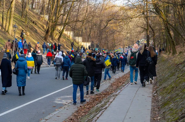 SAVAŞ, POLAND - 27 Şubat 2022: Varşova 'daki Rus Büyükelçiliği önünde Ukrayna' daki savaşa karşı protestolar.