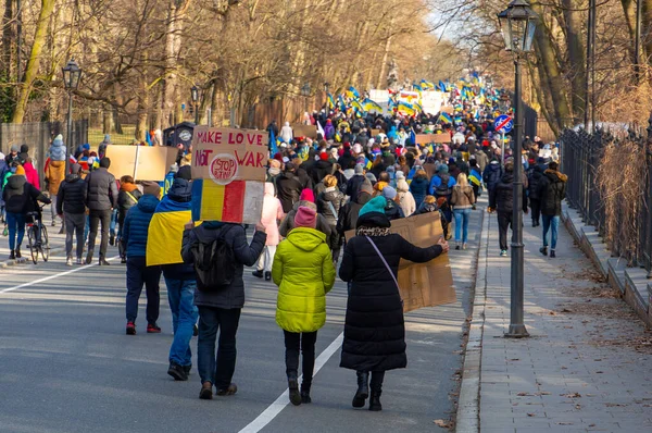 SAVAŞ, POLAND - 27 Şubat 2022: Varşova 'daki Rus Büyükelçiliği önünde Ukrayna' daki savaşa karşı protestolar.