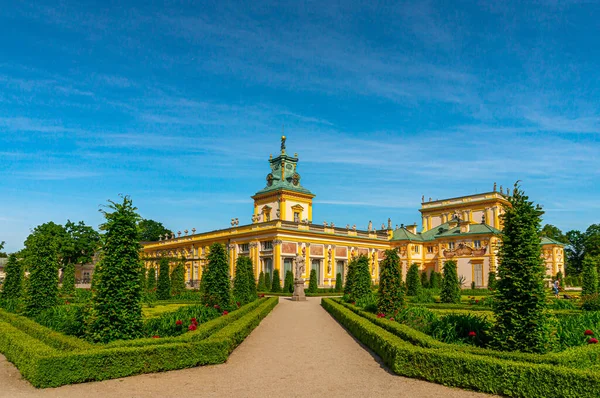 Wilanow 'daki saray, Polonya Kralı III. Jan Sobieski' nin barok evi. Bahçenin dış görünüşü.