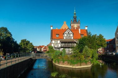 Gdansk 'taki Millers Loncası. Adada fayanslı çatısı olan küçük bir ev.