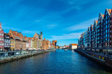 Gdansk 'taki Motlawa Nehri' nin seti. Eski tuğla evler ve vinç. Nehrin diğer tarafındaki modern evler.