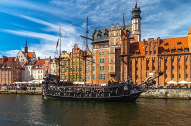 Gdansk 'taki Motlawa Nehri' nin seti. Eski tuğla evler ve vinç. Nehrin diğer tarafındaki modern evler.