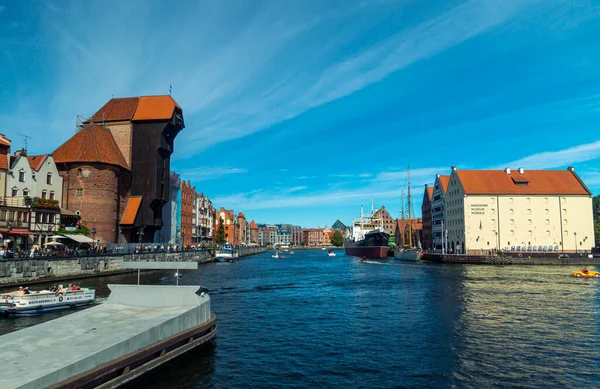 Gdansk 'taki Motlava nehrindeki antik vinç. Kıyının karşısındaki Ulusal Deniz Müzesi.