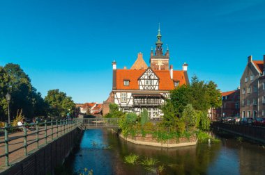 Gdansk 'taki Millers Loncası. Adada fayanslı çatısı olan küçük bir ev. Kapıların üstündeki 