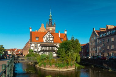 Gdansk 'taki Millers Loncası. Adada fayanslı çatısı olan küçük bir ev. Kapıların üstündeki 