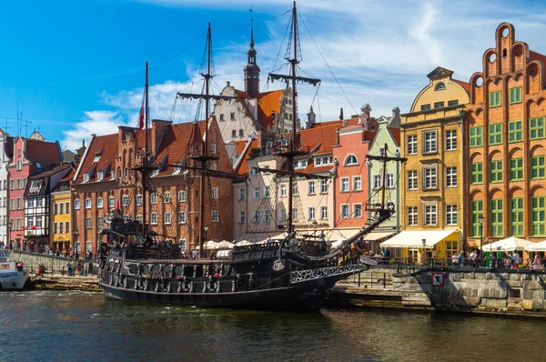 Gdansk 'taki Motlawa Nehri' nin seti. Eski tuğla evler. Ön planda turizm gemisi