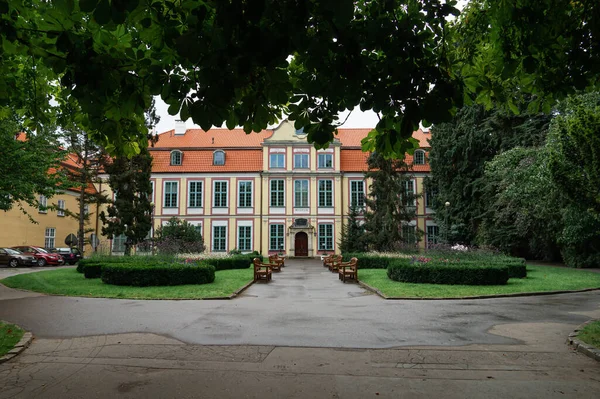 Başrahibin Sarayı. Oliwa 'daki rokoko sarayı, Gdansk' ın dörtte biri, o zamanlar başrahiplerin ikamet ettiği yer.