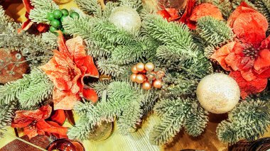 Geleneksel Noel çelengi, karla kaplı ladin dalları, altın toplar, Noel yıldızı. Noel ve Yeni Yıl için şenlik hazırlıkları ve ev dekorasyonu