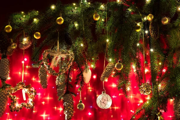Tarjeta Felicitación Con Una Rama Árbol Navidad Con Decoraciones Navideñas —  Fotos de Stock