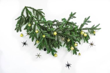 Bokeh, bulanık, doku arka planı. Parlak çelenk ışıklarıyla süslenmiş Noel ağacı. Aydınlanma geceleri sokakta. Parlak ışıklı çelenklerle Noel süslemesi.