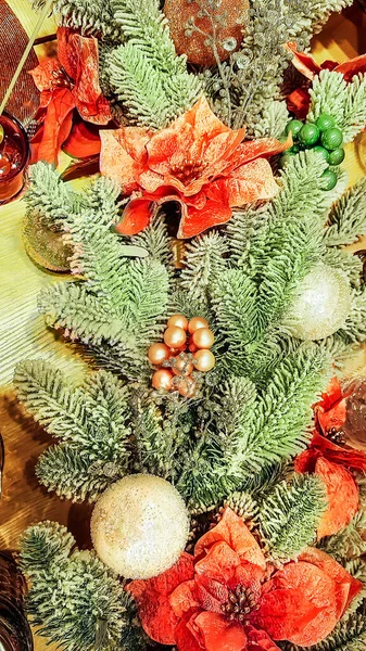 Traditionell Julkrans Snötäckta Grangrenar Gyllene Bollar Julstjärnor Festliga Förberedelser Och — Stockfoto