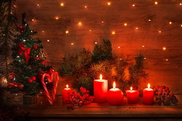 Biglietto Natalizio Con Candele Rosse Accese Decorato Con Albero Natale — Foto Stock