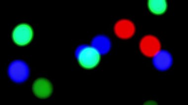 Noel arifesi ve yeni yıl arifesinde bir Noel ağacında çok renkli çelenkler. Parlak renkli ışıklar, bokeh deseni. Renkli bir arka plan. Tatil partisinde disko ışıkları