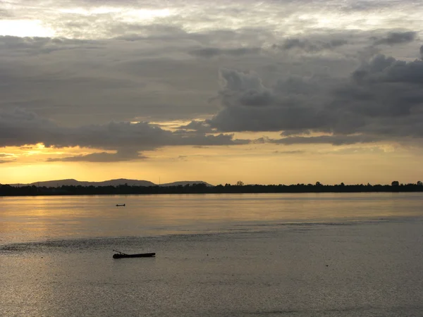 Barco en el río al amanecer — Foto de Stock