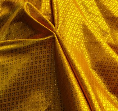 Buda resim üzerinde sarı kumaş sarma