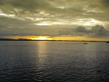 Şafakta Nehri üzerinde tekne