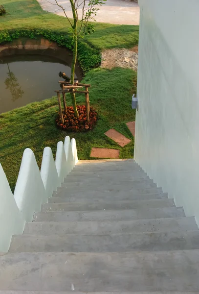 Evin duvarına bitişik çimento merdiven