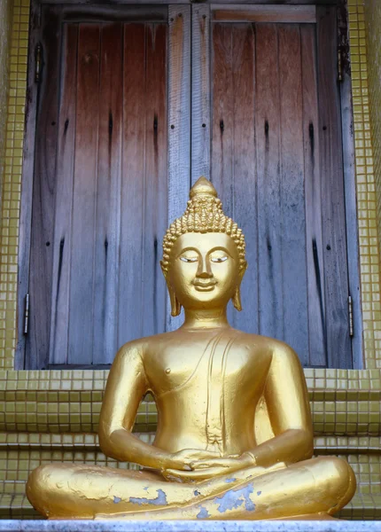 Estatua de Buda en la Pagoda de Laem Sor — Foto de Stock