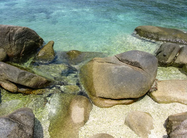 Fels und klares Meerwasser — Stockfoto