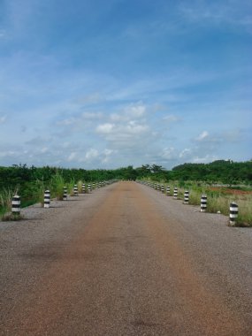 Mavi gökyüzü ile köy yolunda