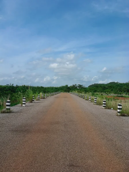 Landweg met blauwe hemel — Stockfoto