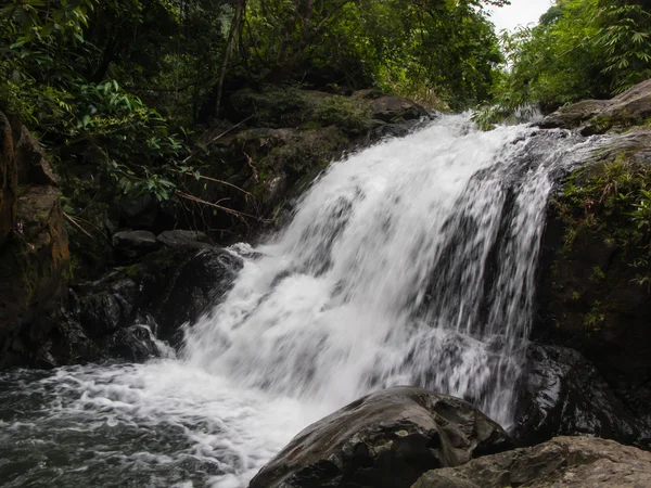 El primer nivel de la cascada Khlong Kaeo — Foto de Stock