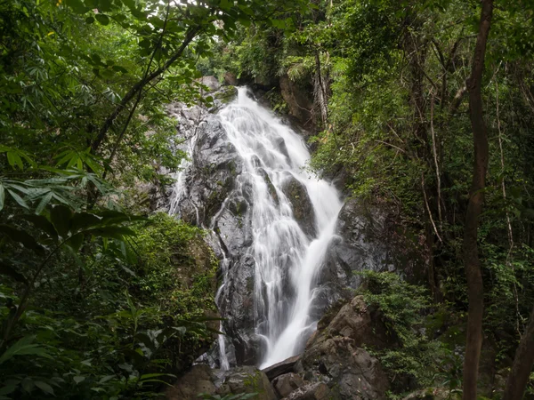 El cuarto nivel de la cascada Khlong Kaeo —  Fotos de Stock