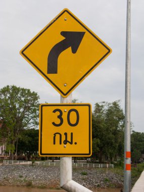 Sağa trafik işareti