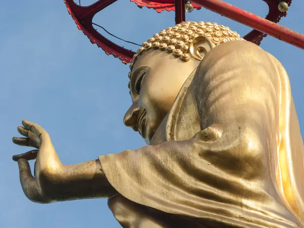 La estatua del Buda Caminante — Foto de Stock