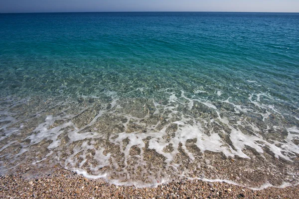 Παραλία και τη γαλάζια θάλασσα — Φωτογραφία Αρχείου