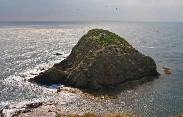 Stenen eiland in het kustlandschap — Stockfoto