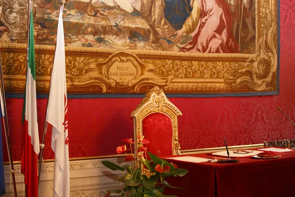 Red room in the Palazzo Vecchio — Stock Photo, Image