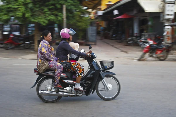 Trois sur un scooter — Photo