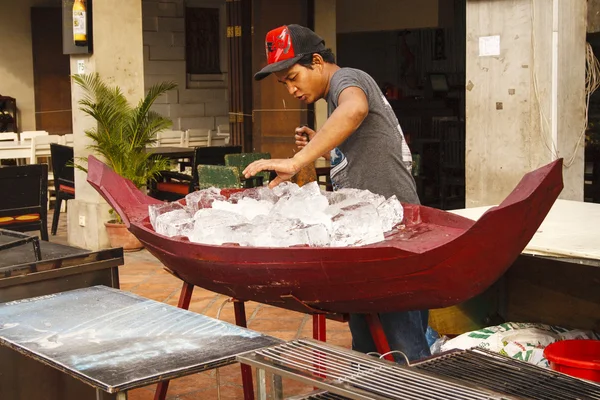 Preparing seafood showcase — Stock Photo, Image