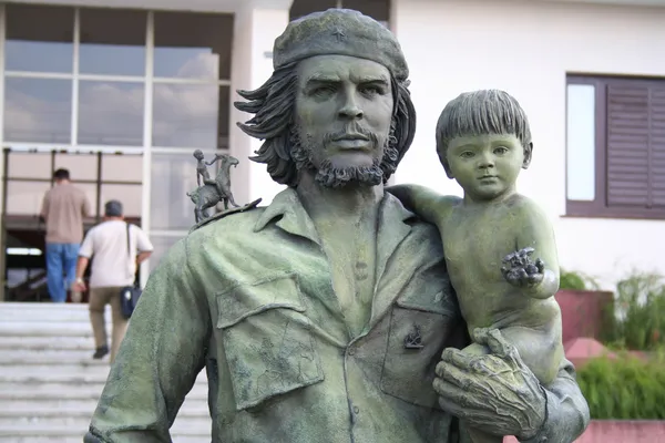 Guevara'nın heykeli bir çocuk ile