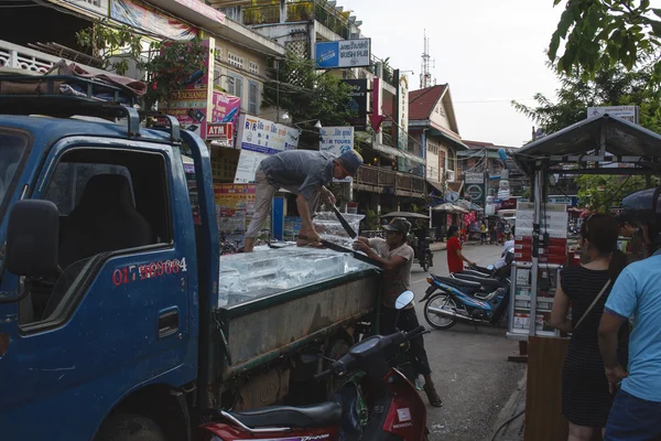 El vendedor de hielo en siem reap, Camboya — Stockfoto