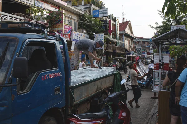 Buz satıcı içinde siem reap, Kamboçya — Stok fotoğraf