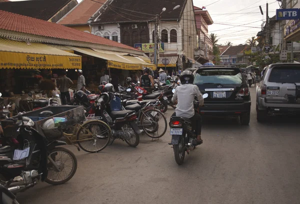 Movimentada rua em Siem Reap, Camboja — Fotografia de Stock