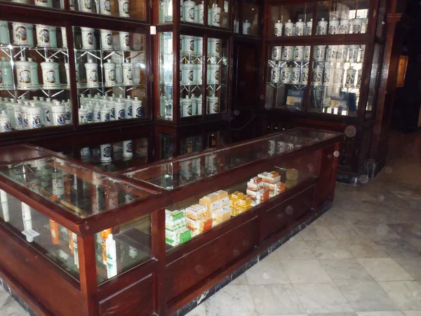 Pharmacie traditionnelle en La Habana — Photo