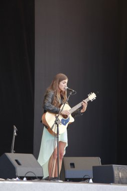 akustik gitar çalmak