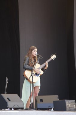 akustik gitar çalmak