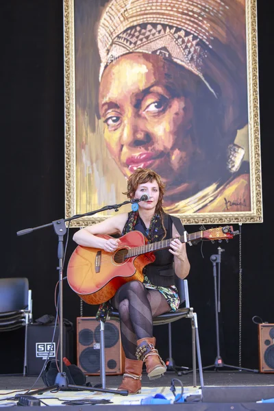 Milena Piazzoli tocando la guitarra — Foto de Stock